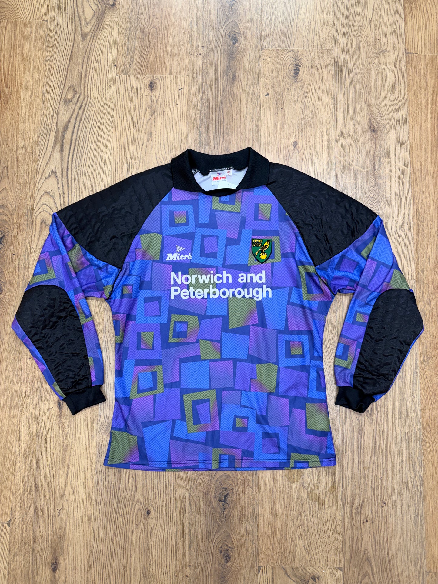 90’s Norwich Keepers Kit (L)